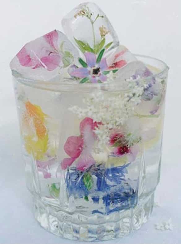 Floral-Ice-Cubes-a-nice-decorative-idea-for-your-table2