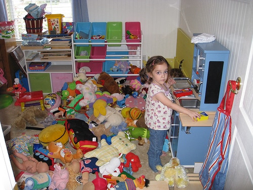 messy toddler room2