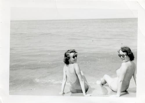 1950s moms at the beach