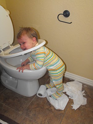 baby-in-toilet