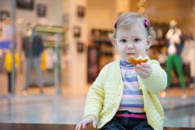 toddler snacking in public