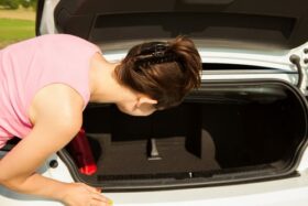 woman-looking-in-car-trunk