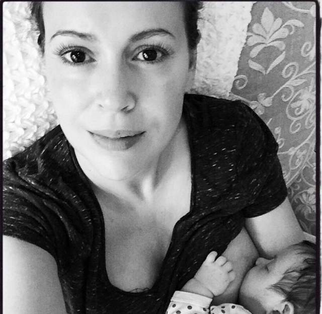 Alyssa-Milano-breastfeeding