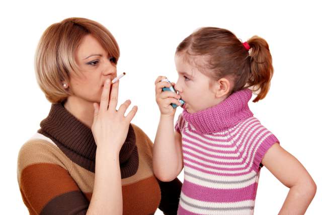 smoker mom and asthma inhaler child