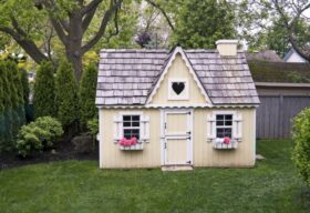 playhouse-in-back-yard