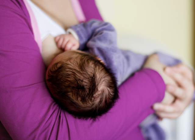 mom-breastfeeding-baby-discreetly