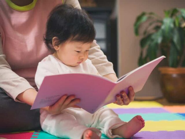 korean baby reading book